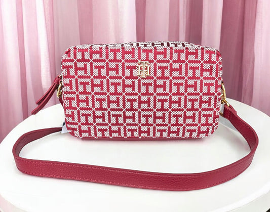 Crossbody Tommy H roja con monogram blanco y placa dorada TH