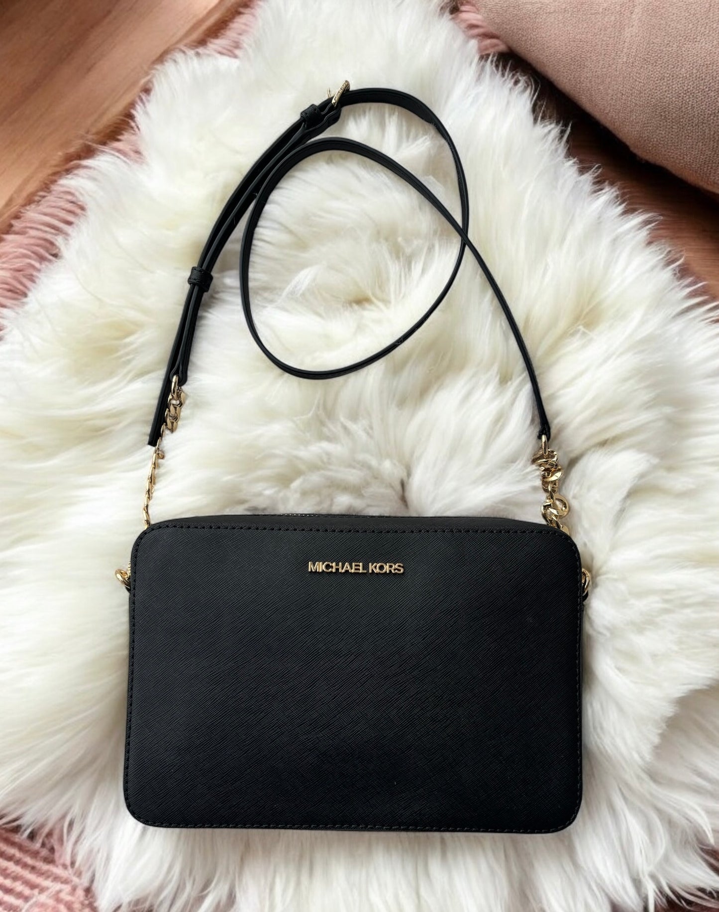 Crossbody Michael k negra con dorado