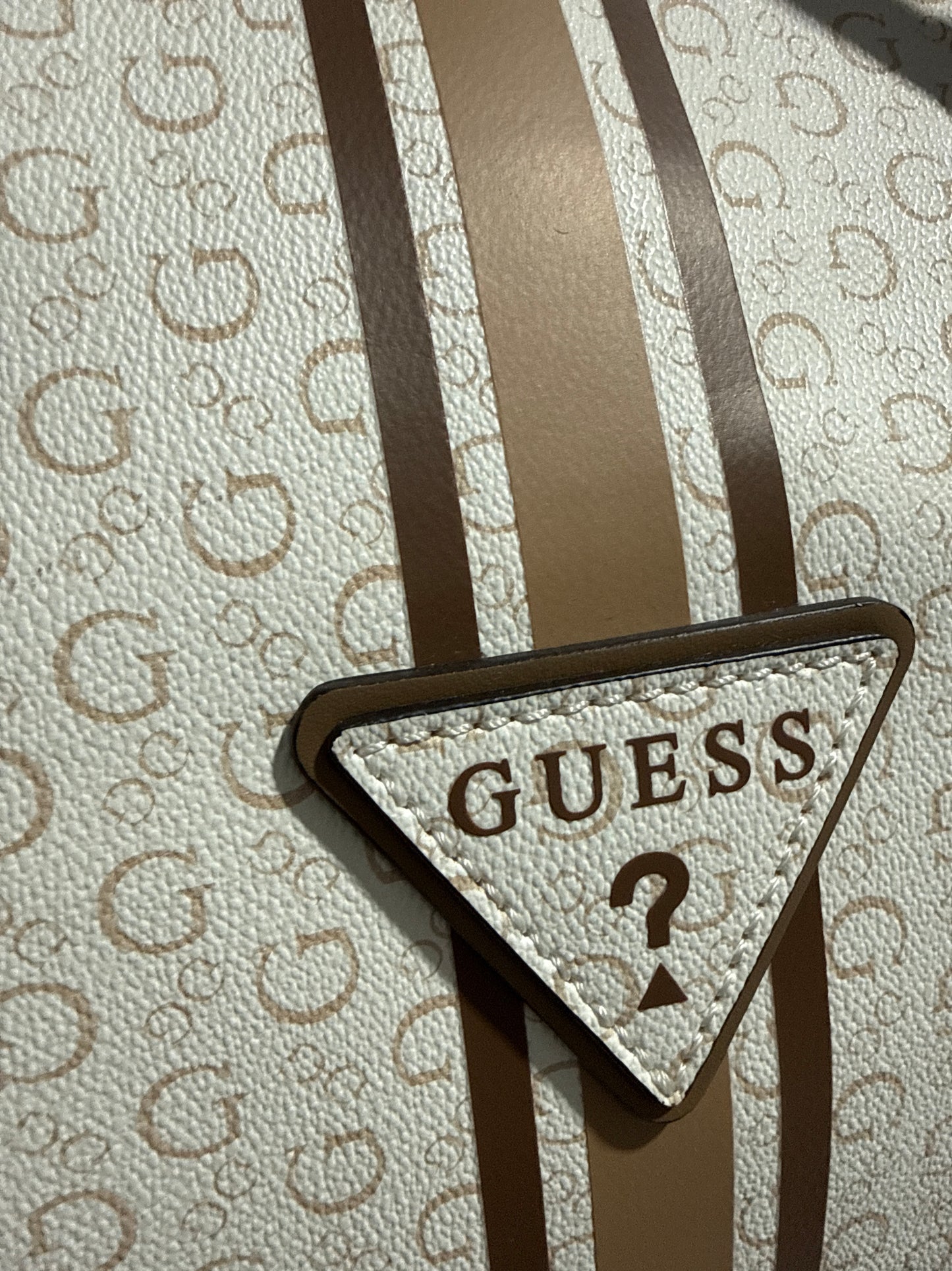 Tote Guess blanca monogram beige raya camel y Charm