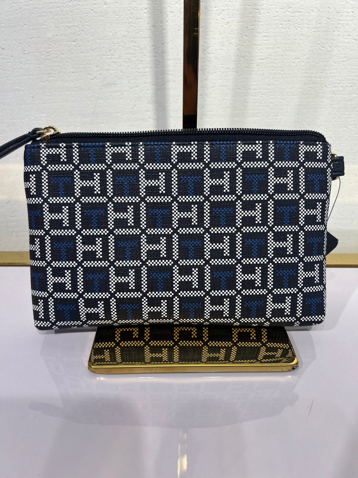 Muñequera Tommy H azul marinl con monogram azul y blanco