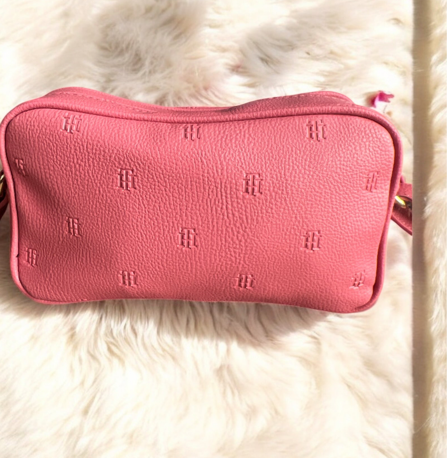 Crossbody Tommy H rosa con placa dorada