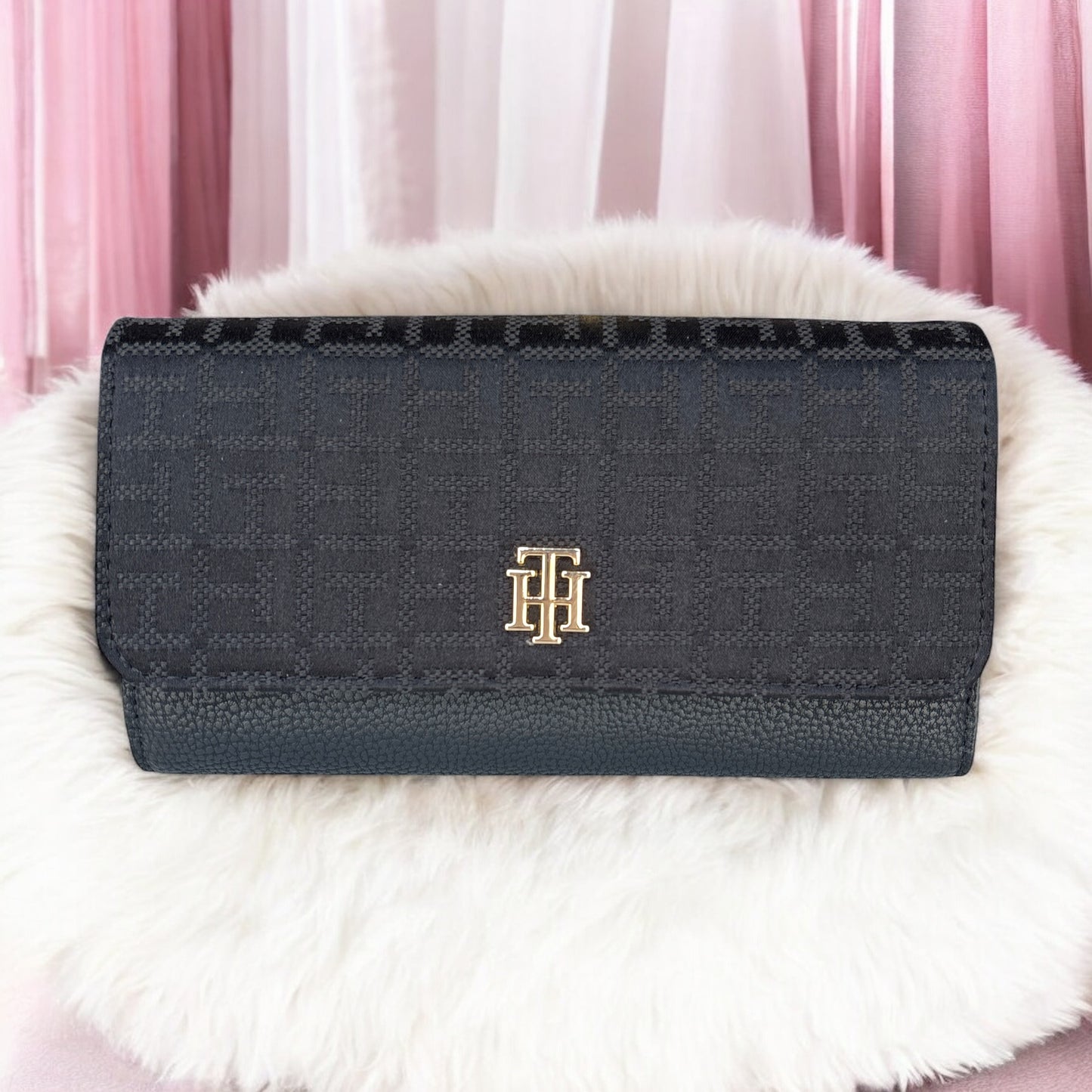 Cartera Tommy H negra con monogram y placa dorada TH