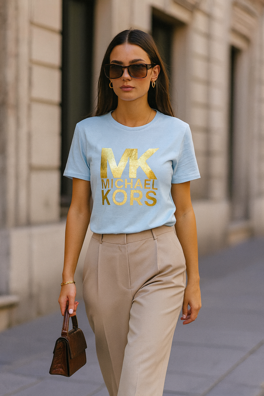 Playera Michael K blanca con letras doradas