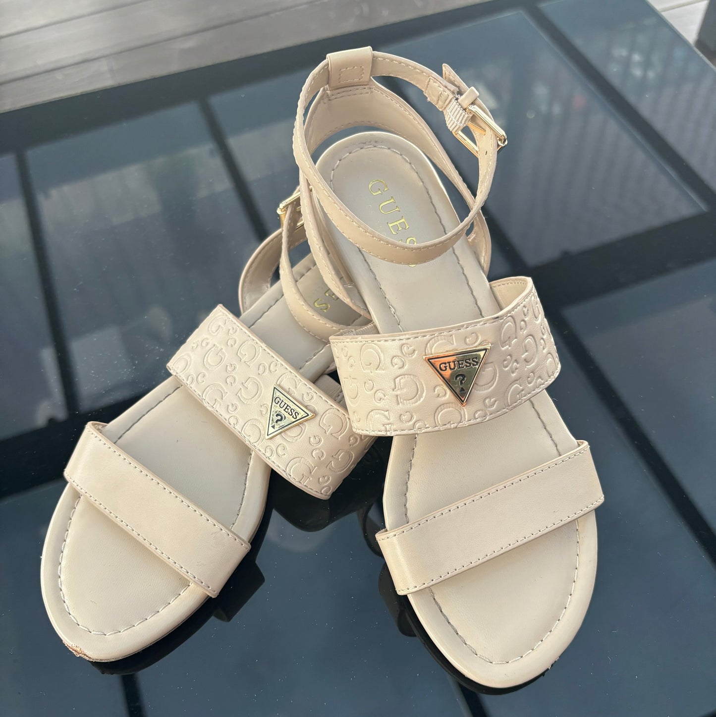 Sandalias Guess beige con placa dorada