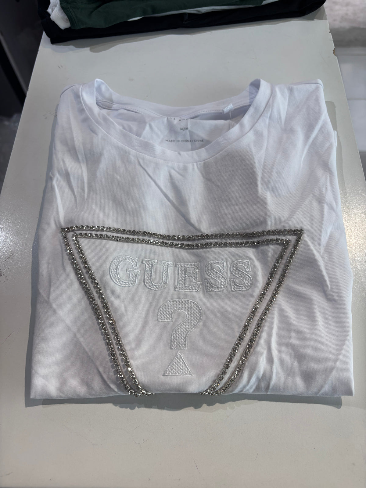 Playera Guess blanca con brillos