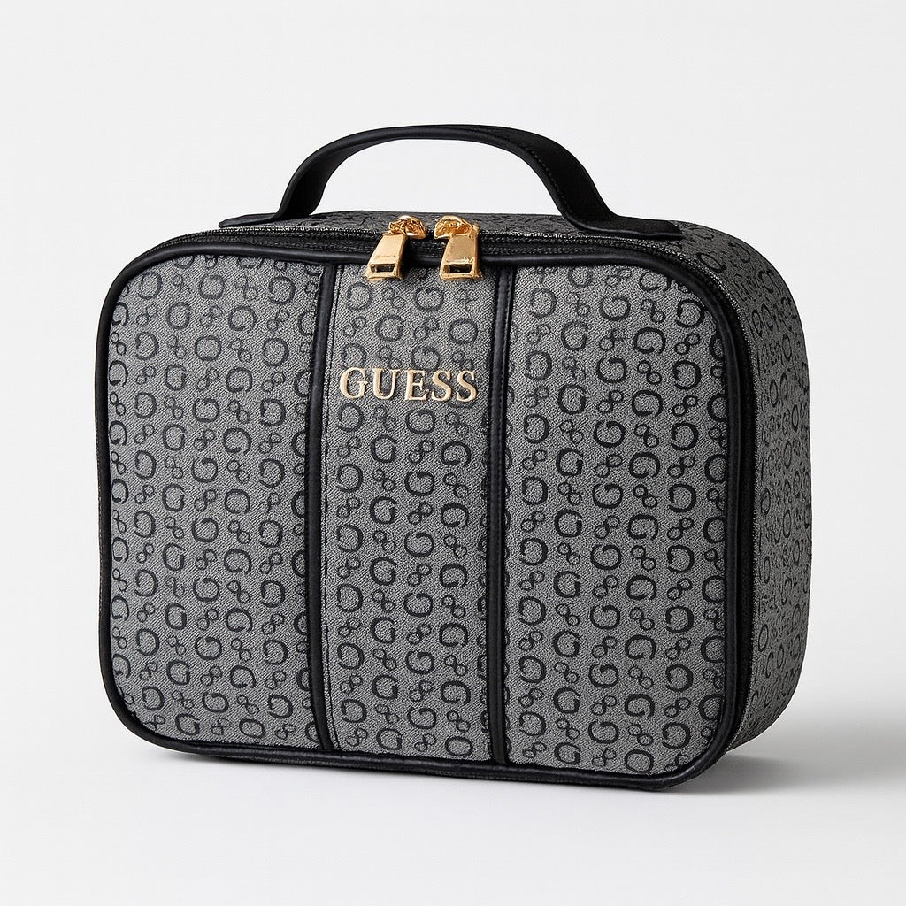Cosmetiquera Guess gris con monogram negro y placa dorada