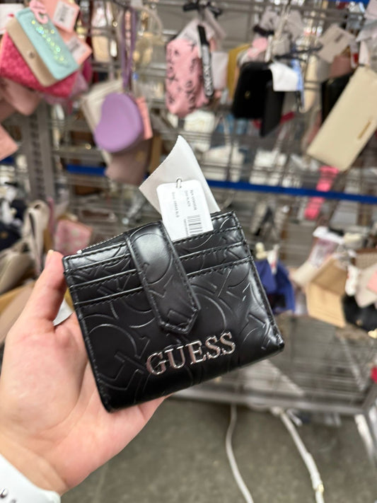 Monedero Guess negro capitonado, cirrre y broche, placa plateada