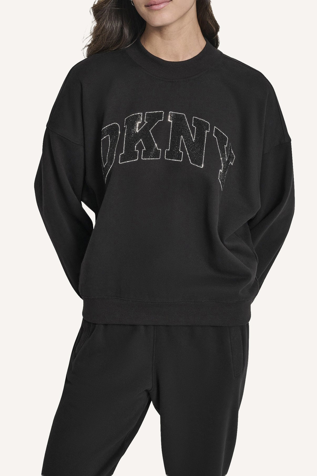 Sudadera DKNY negra, letras con piedritas