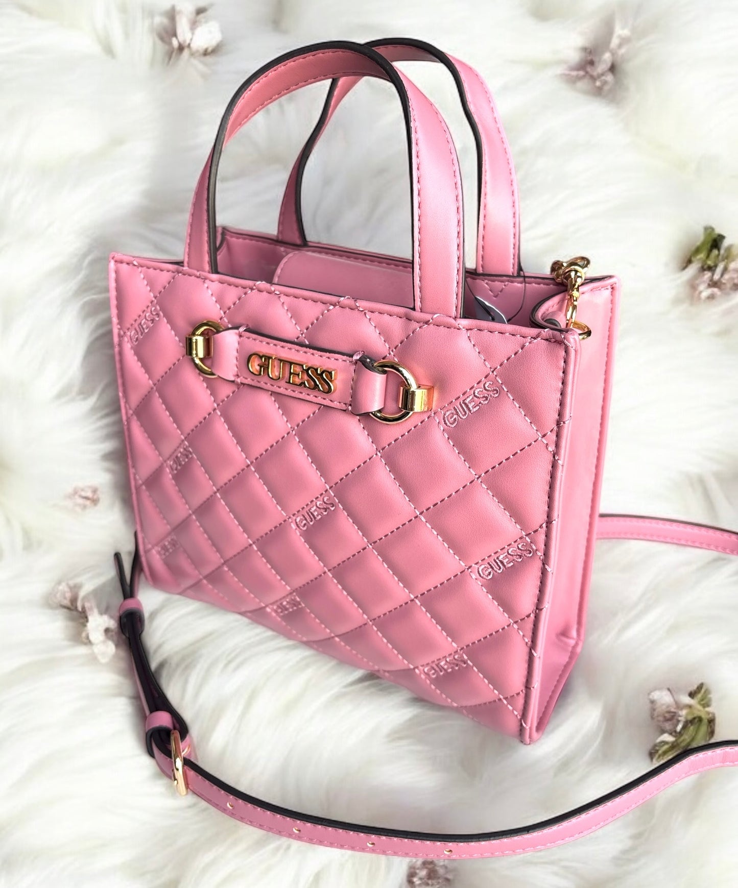 Tote Guess rosa acolchonada con strap