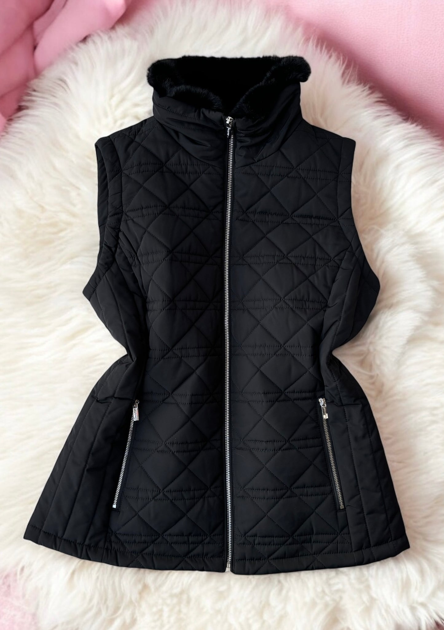 Chaleco Calvin K negro con peluche en el cuello