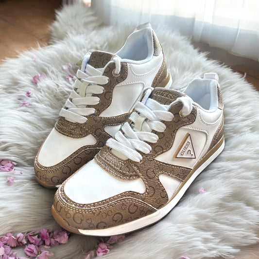 Tenis Guess blancos/camel y monogram, placa en color blanca
