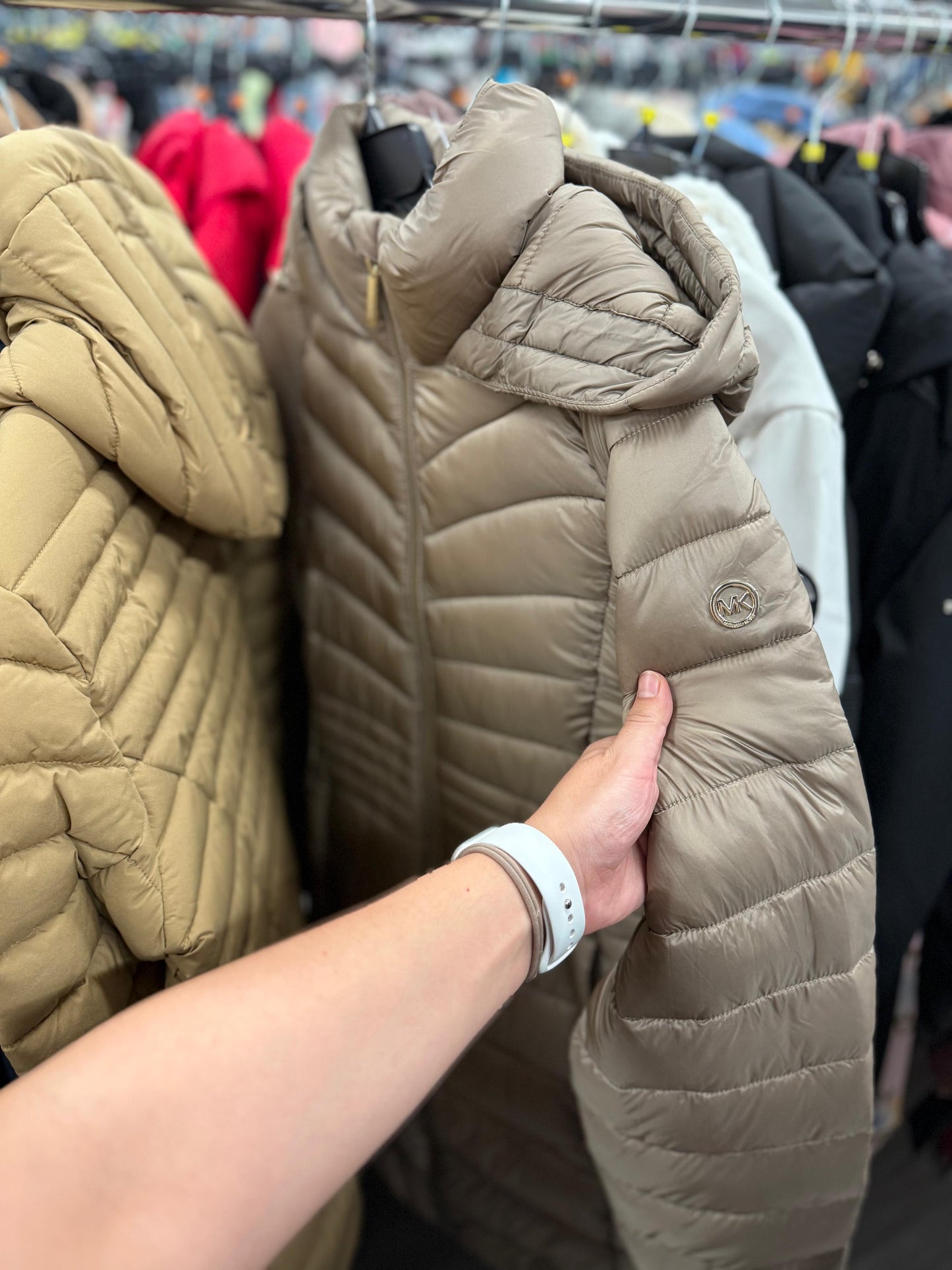 Chamarra Michael k champangne gold cierres en costados, herrajes y placa dorada