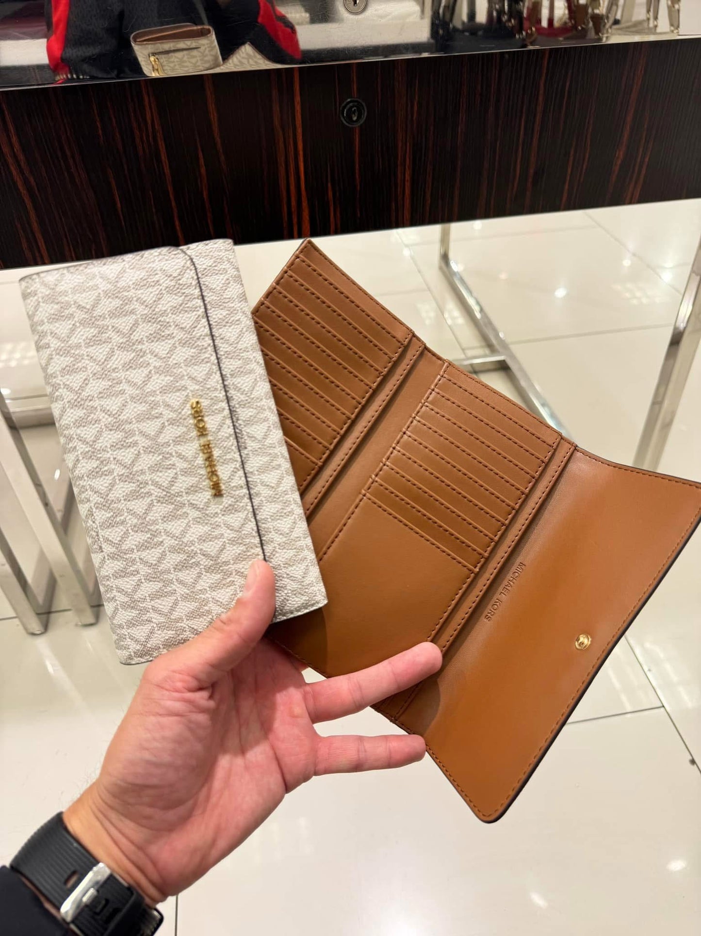 Cartera Michael K con monogram color vainilla con beige