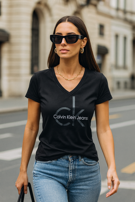 Playera Calvin k negra letras blancas/negras cuello v