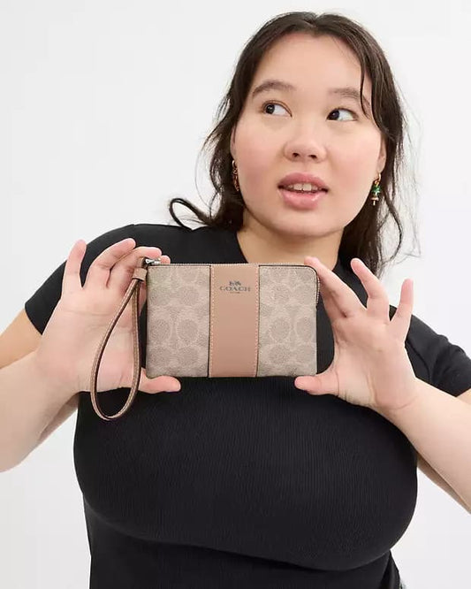 Muñequera Coach beige/nude, monogram y strap