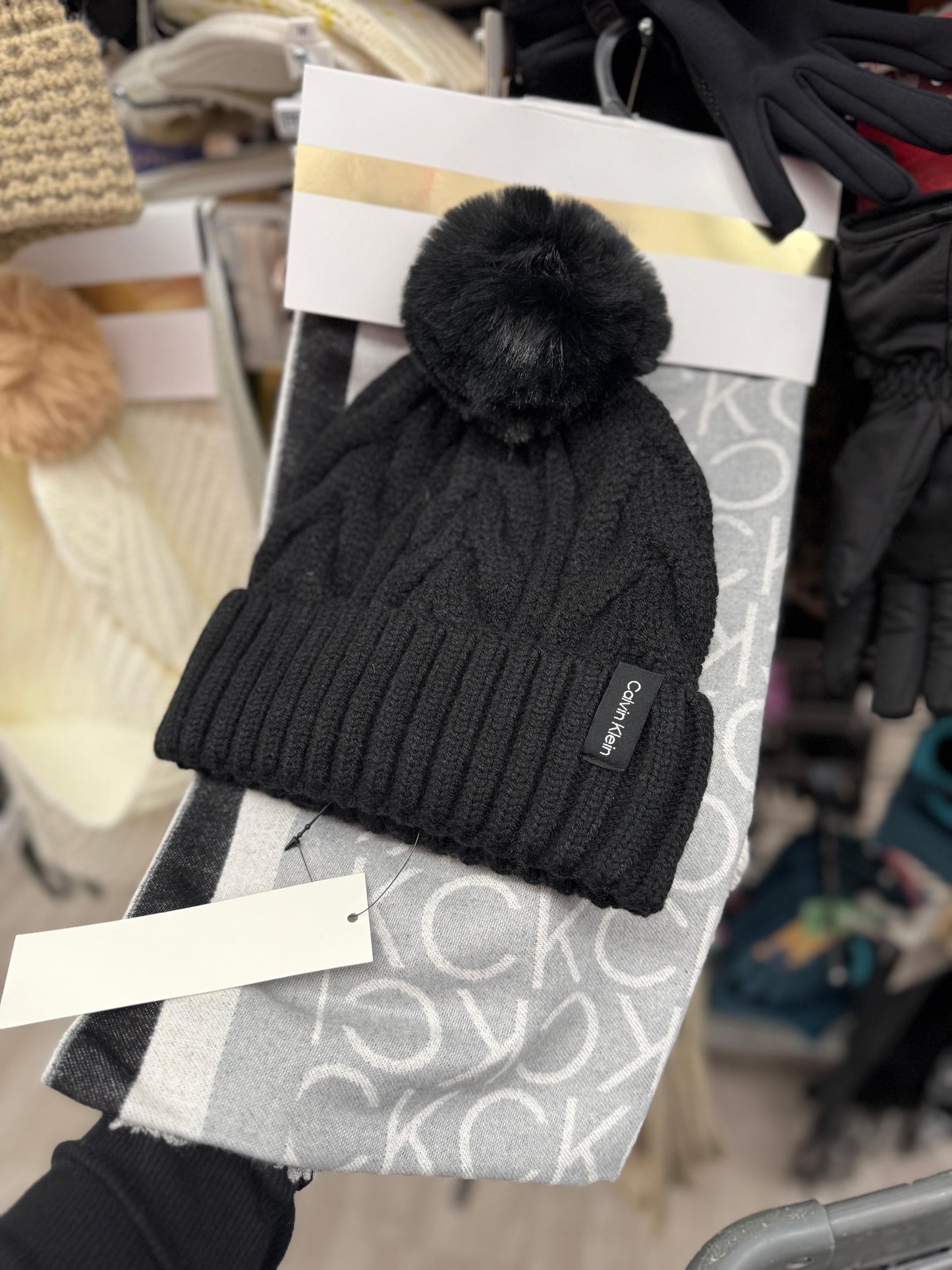 Set Gorro y bufanda Calvin K, gorro negro, bufanda gris con monogram blanco