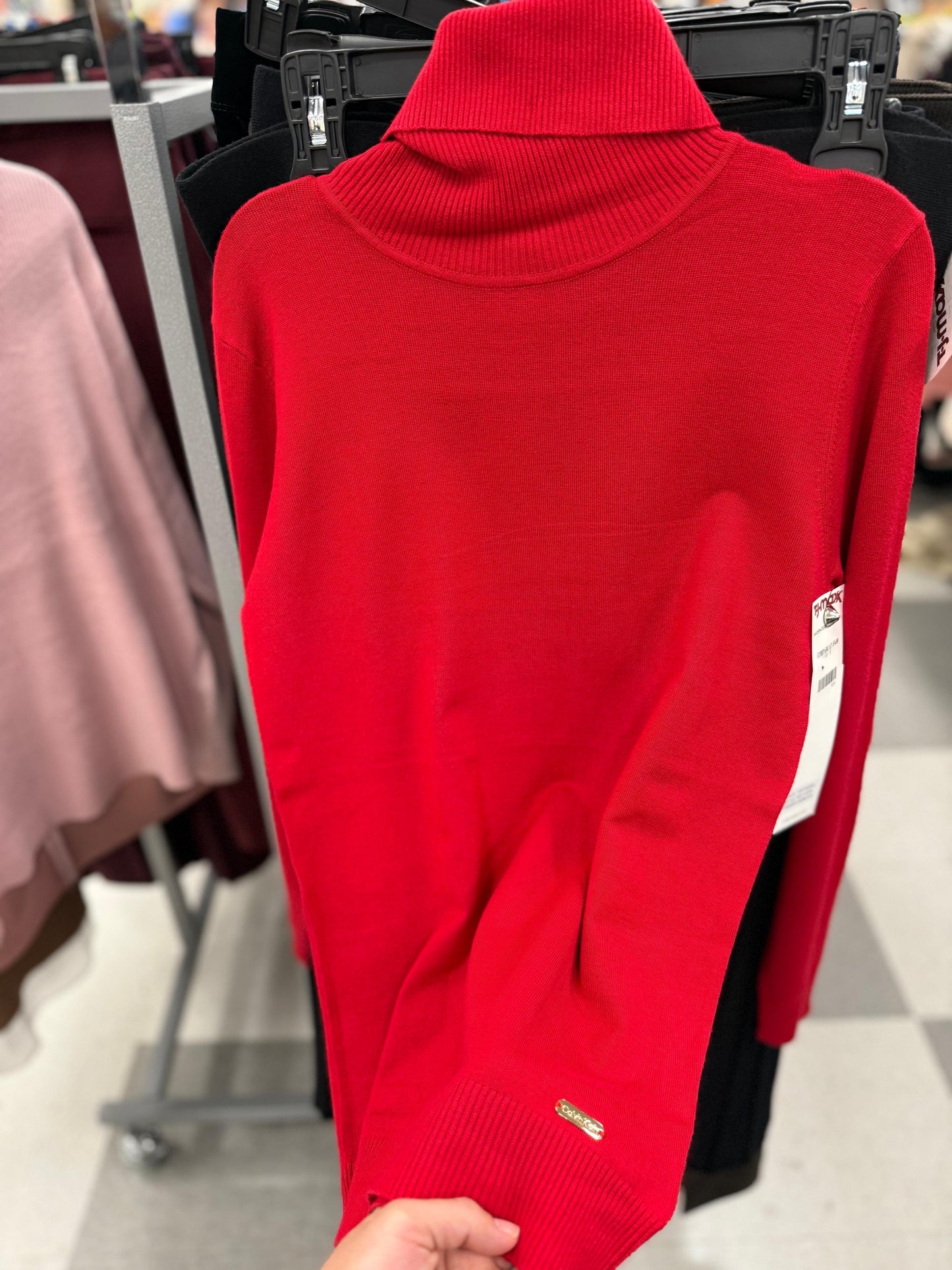 Suéter Calvin K rojo, cuello alto placa dorada