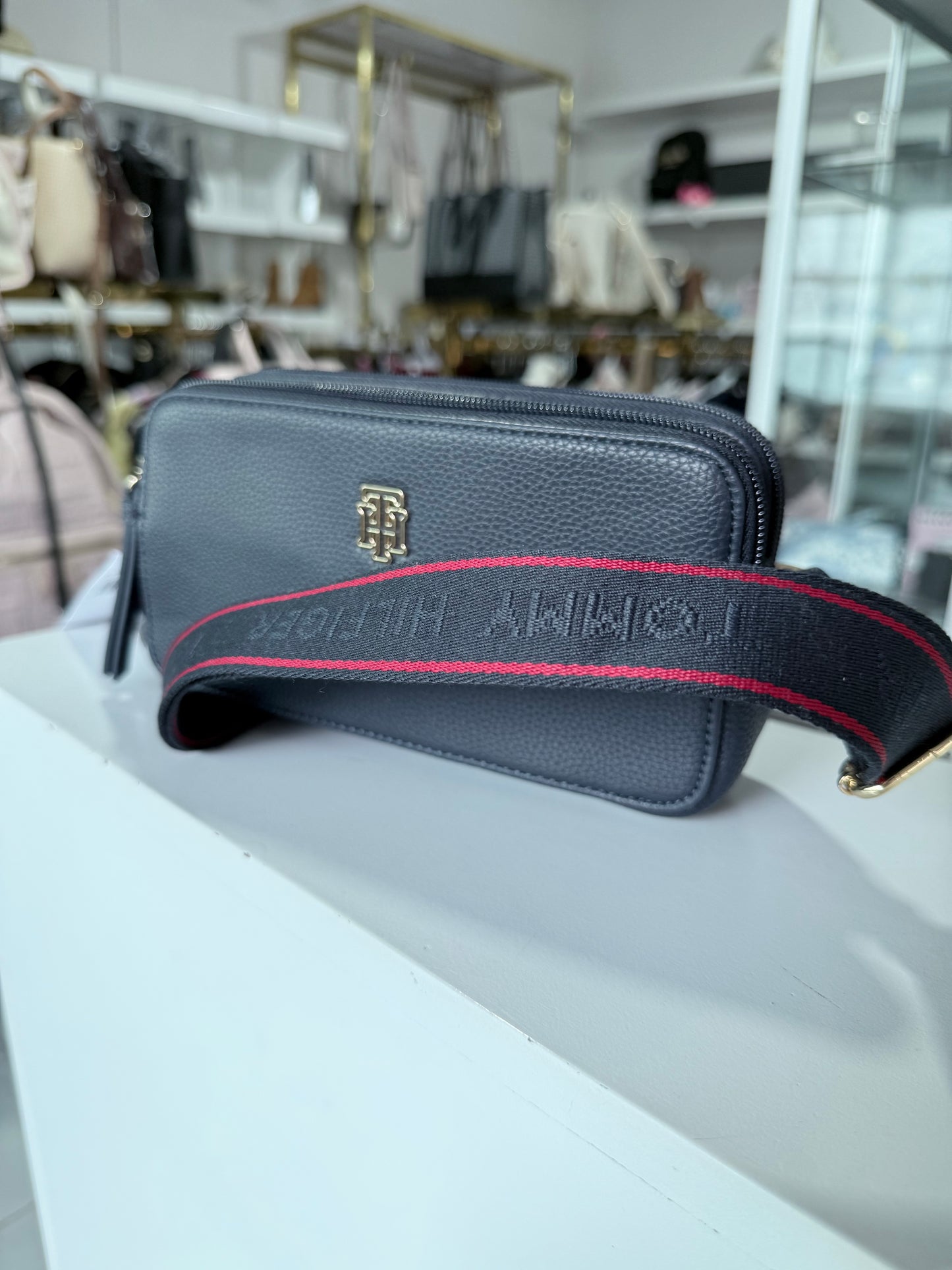 Crossbody Tommy H azul marino strap grabado raya roja