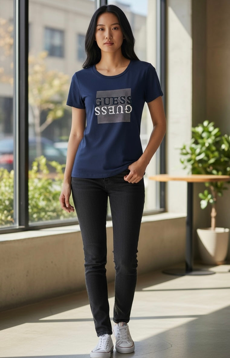Playera Guess azul marino con brillos dorados letras blancas y azul