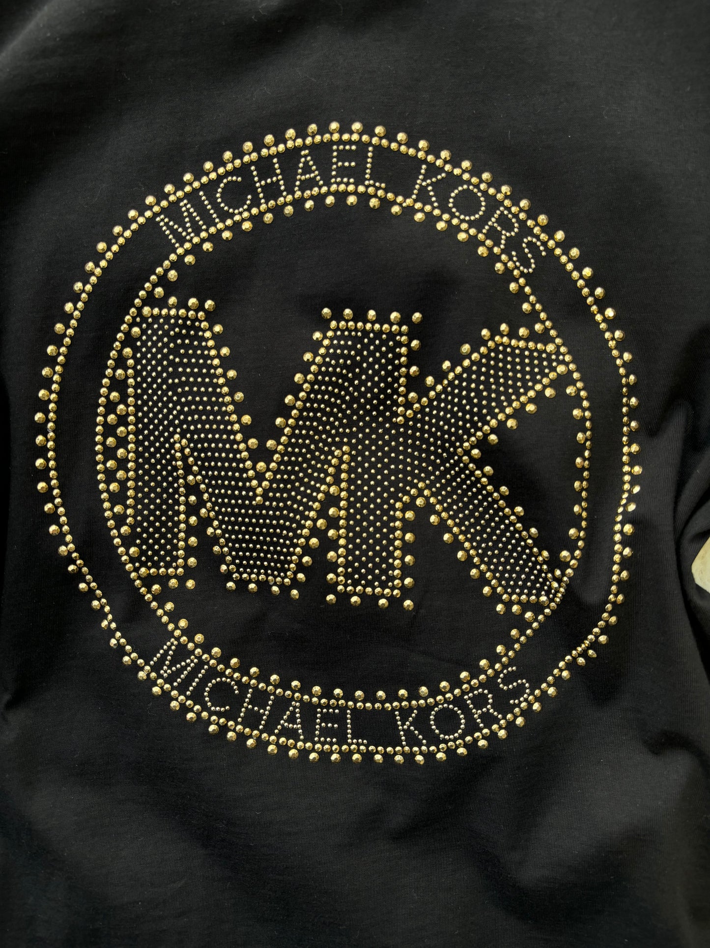 Playera Michael K negra con brillos dorados