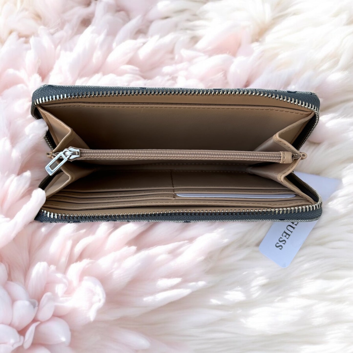 Cartera Guess azul con monogram y letras en 3D