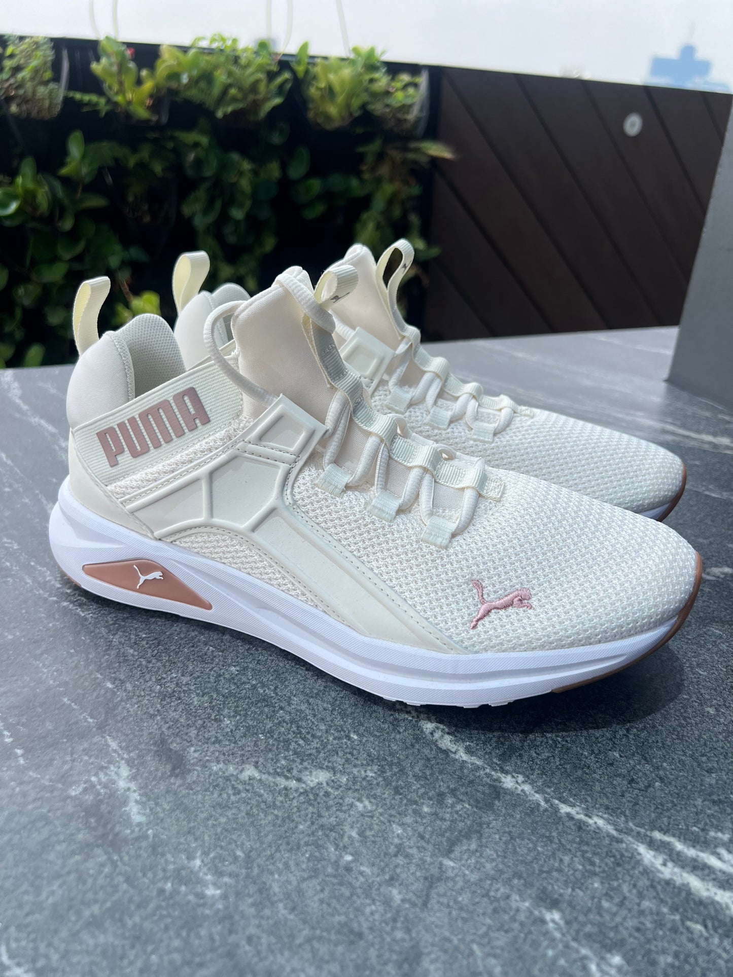 Tenis puma beige con detalles rosa