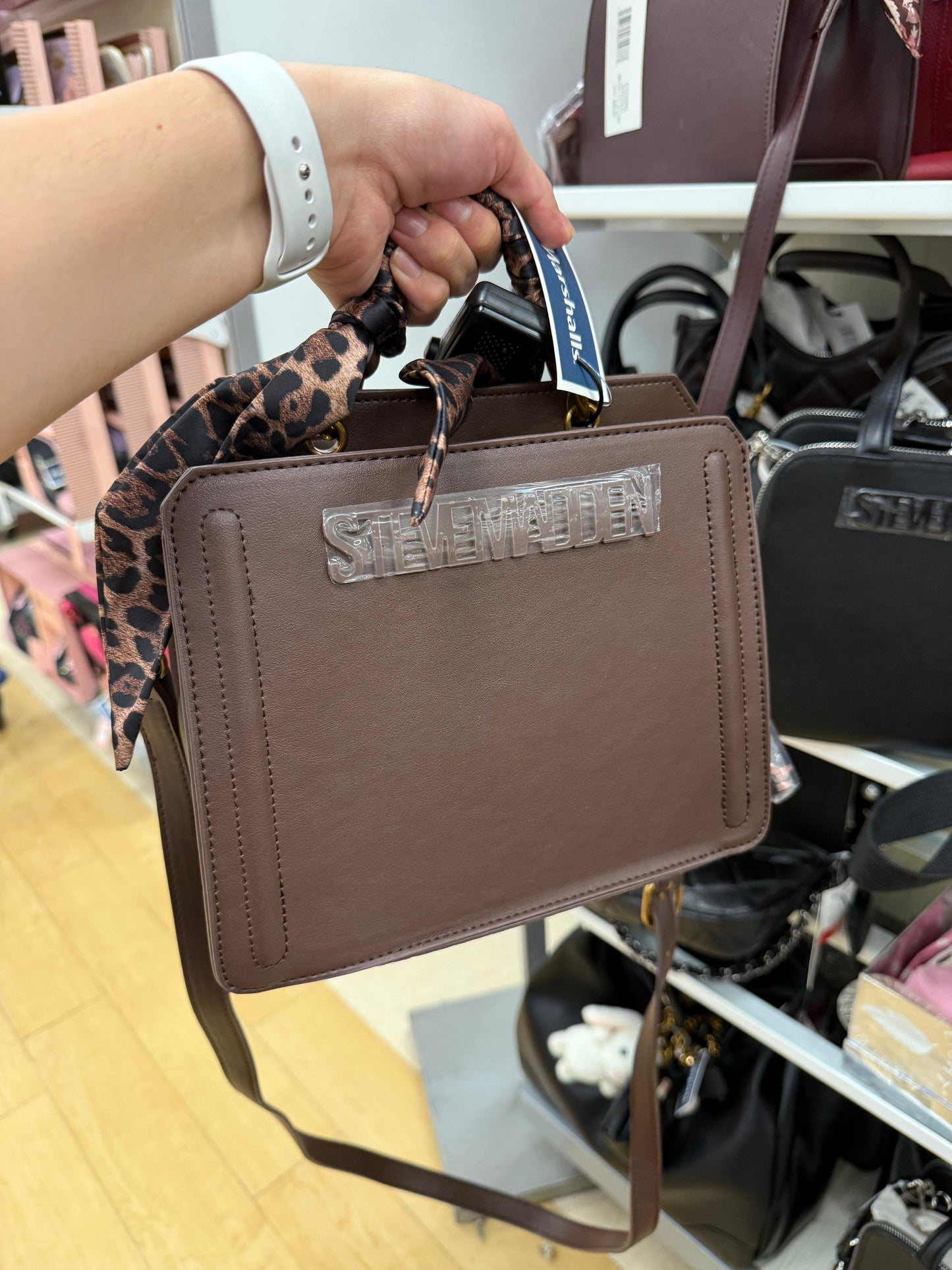 Crossbody Steve M chocolate con pañuelo animal print