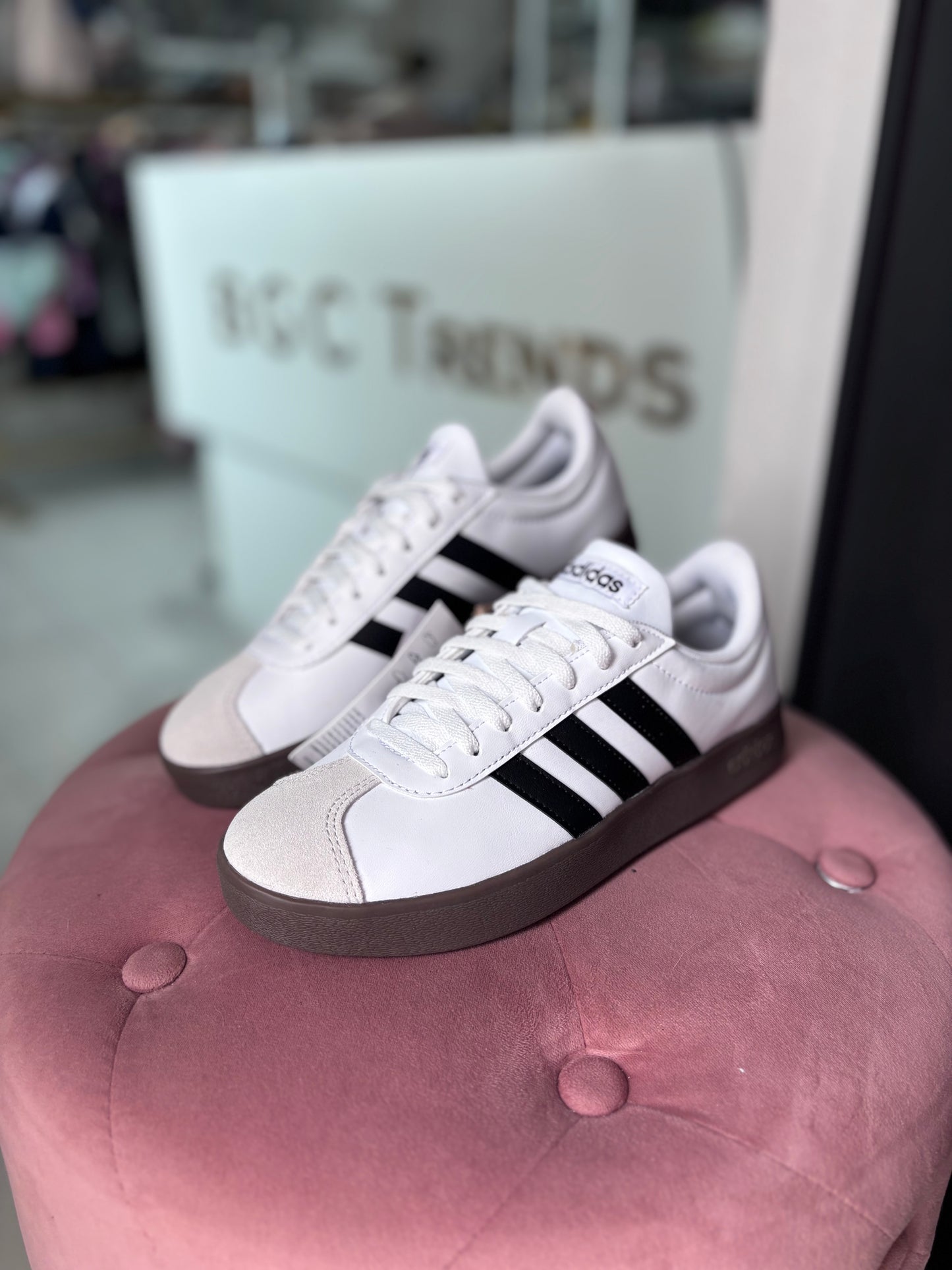 Tenis Adidas blancos con líneas negra