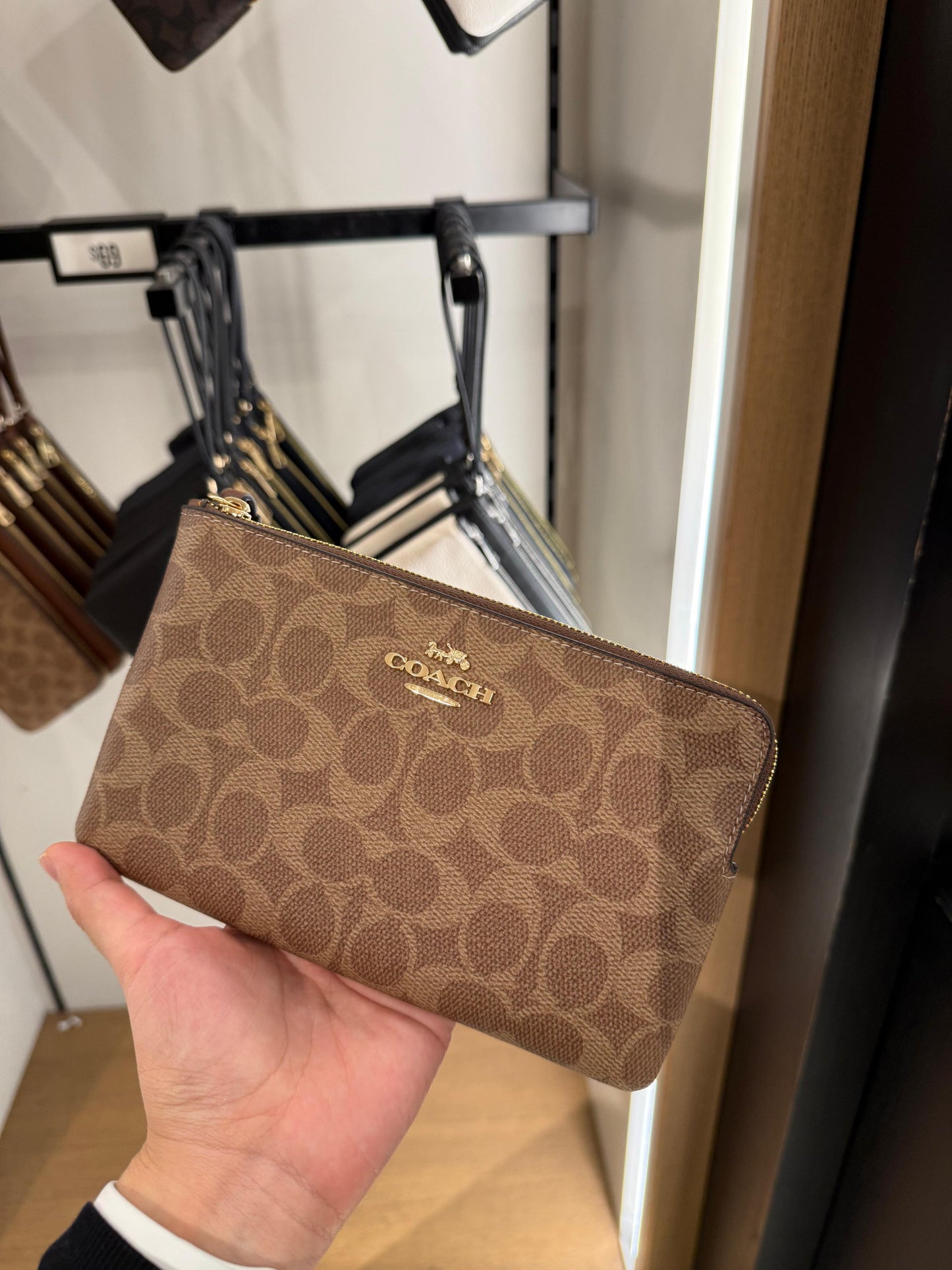 Muñequera grande Coach camel con canvas, strap café y placa dorada