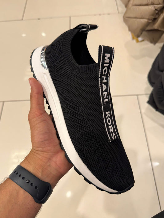 Tenis Michael k negros de tela, línea con letras blancas