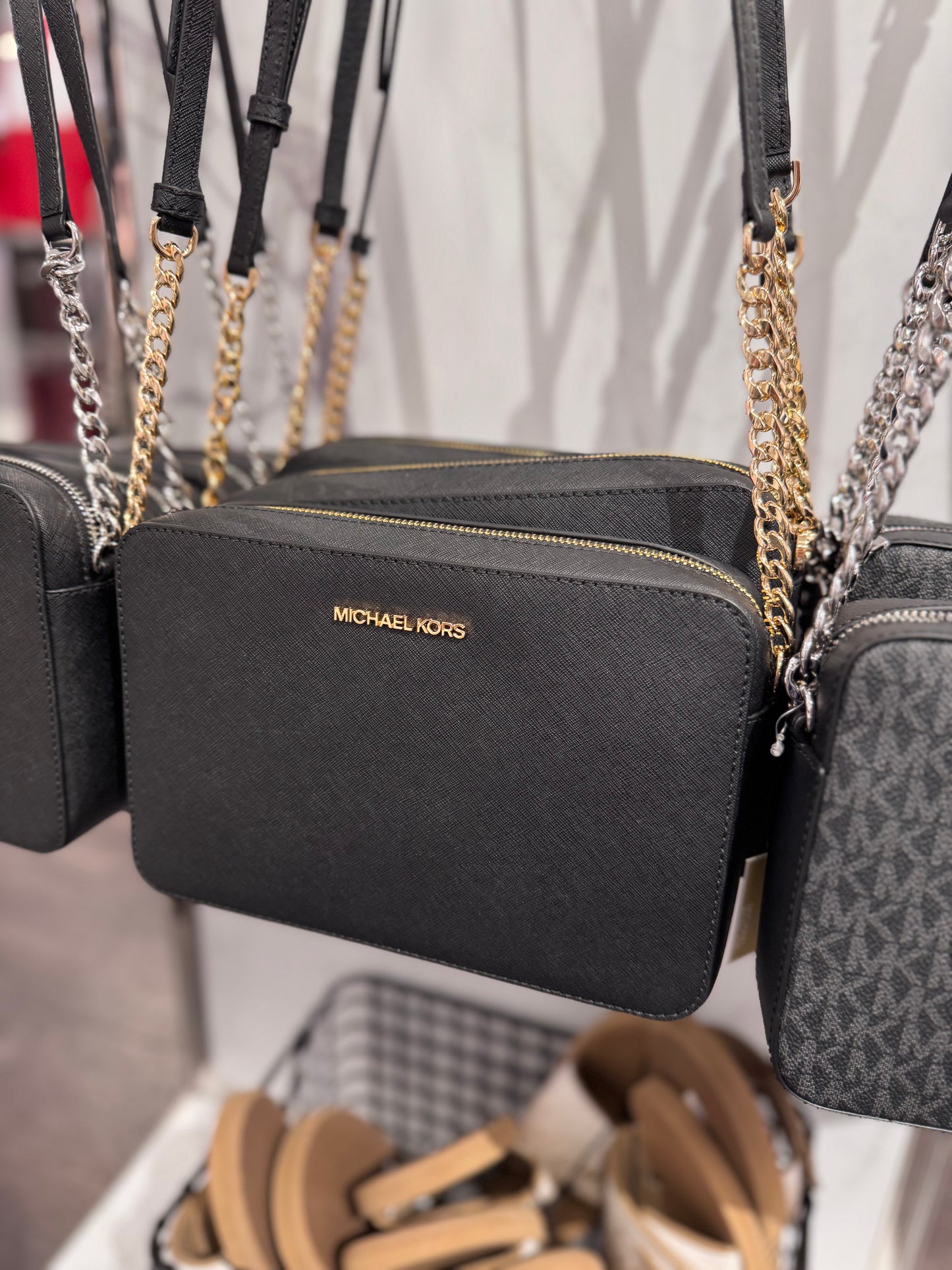 Crossbody Michael k negra con dorado