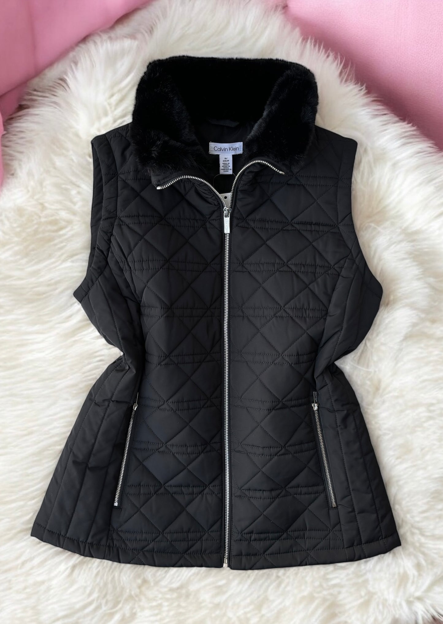 Chaleco Calvin K negro con peluche en el cuello