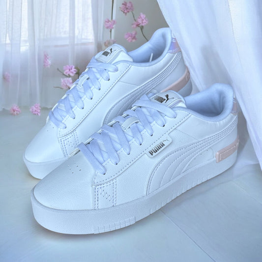 Tenis Puma blancos con detalles tornasol y rosa