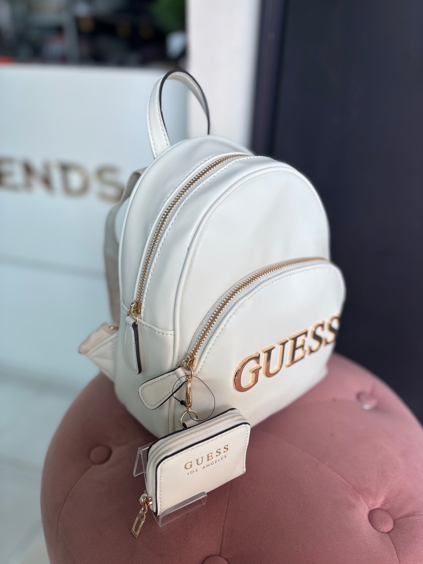 Backpack Guess crema con placa y monedero