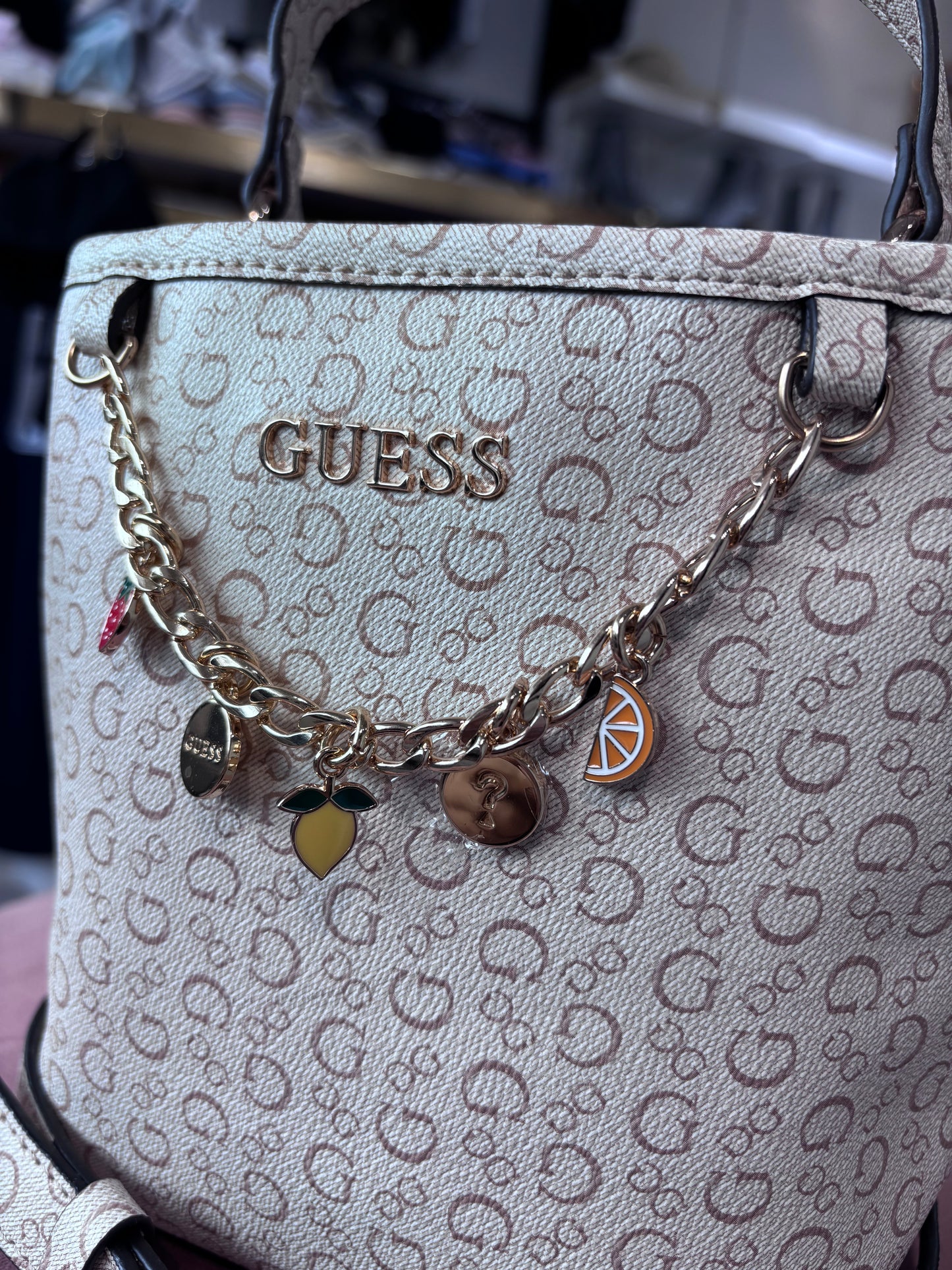Bucket Guess con dijes de frutas