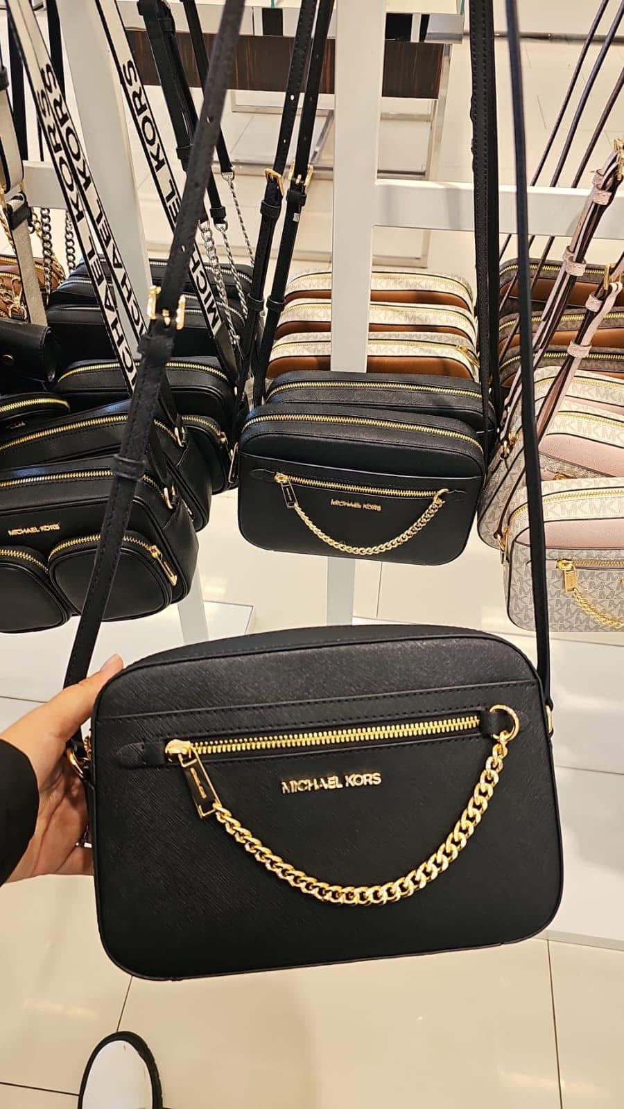 Crossbody Michael k negra con cadena dorad