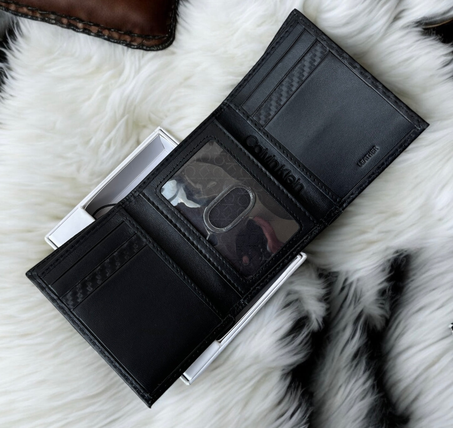 Cartera Calvin K negra de tríptico con placa para caballero