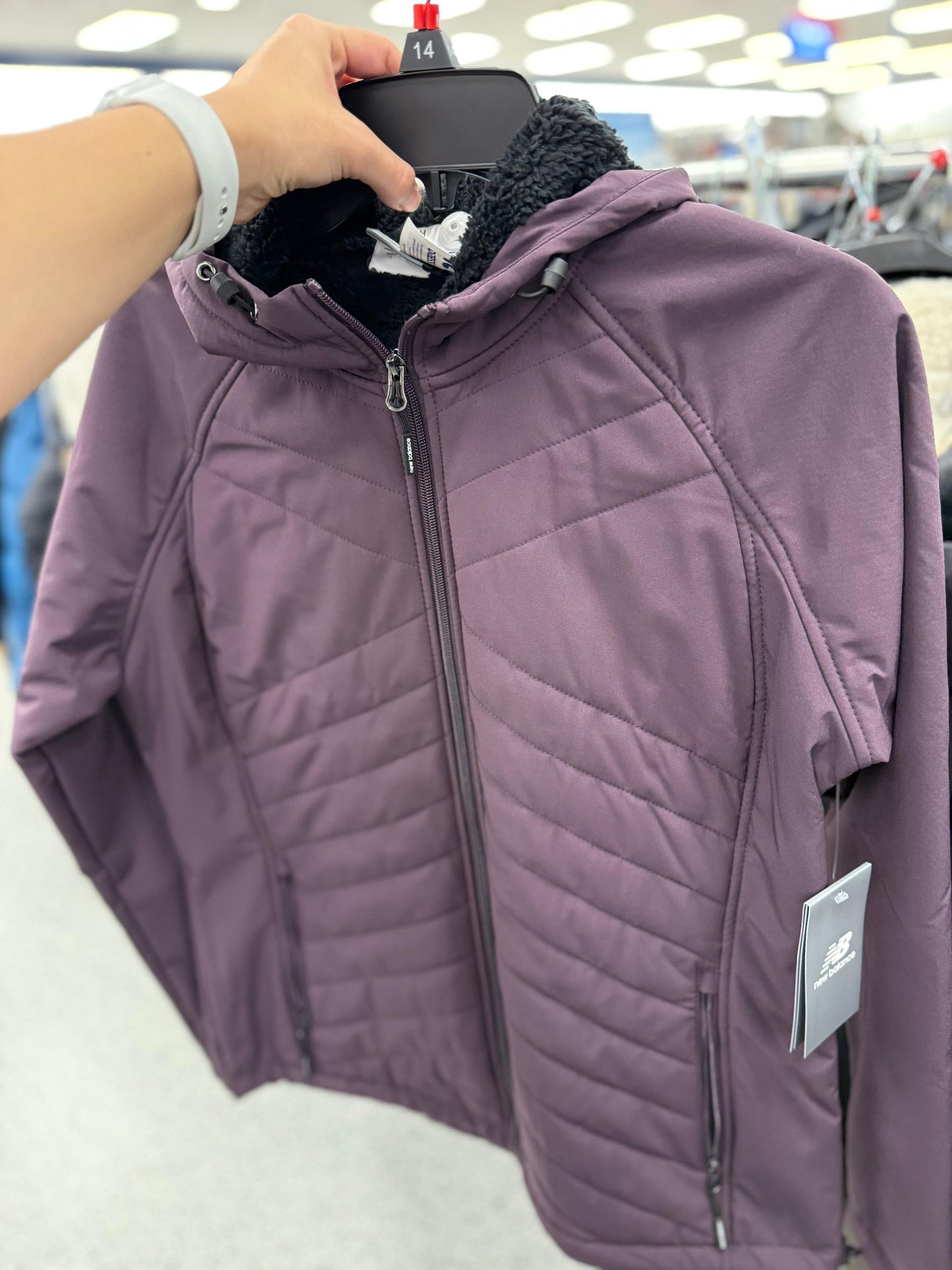 Chamarra New Balance morada