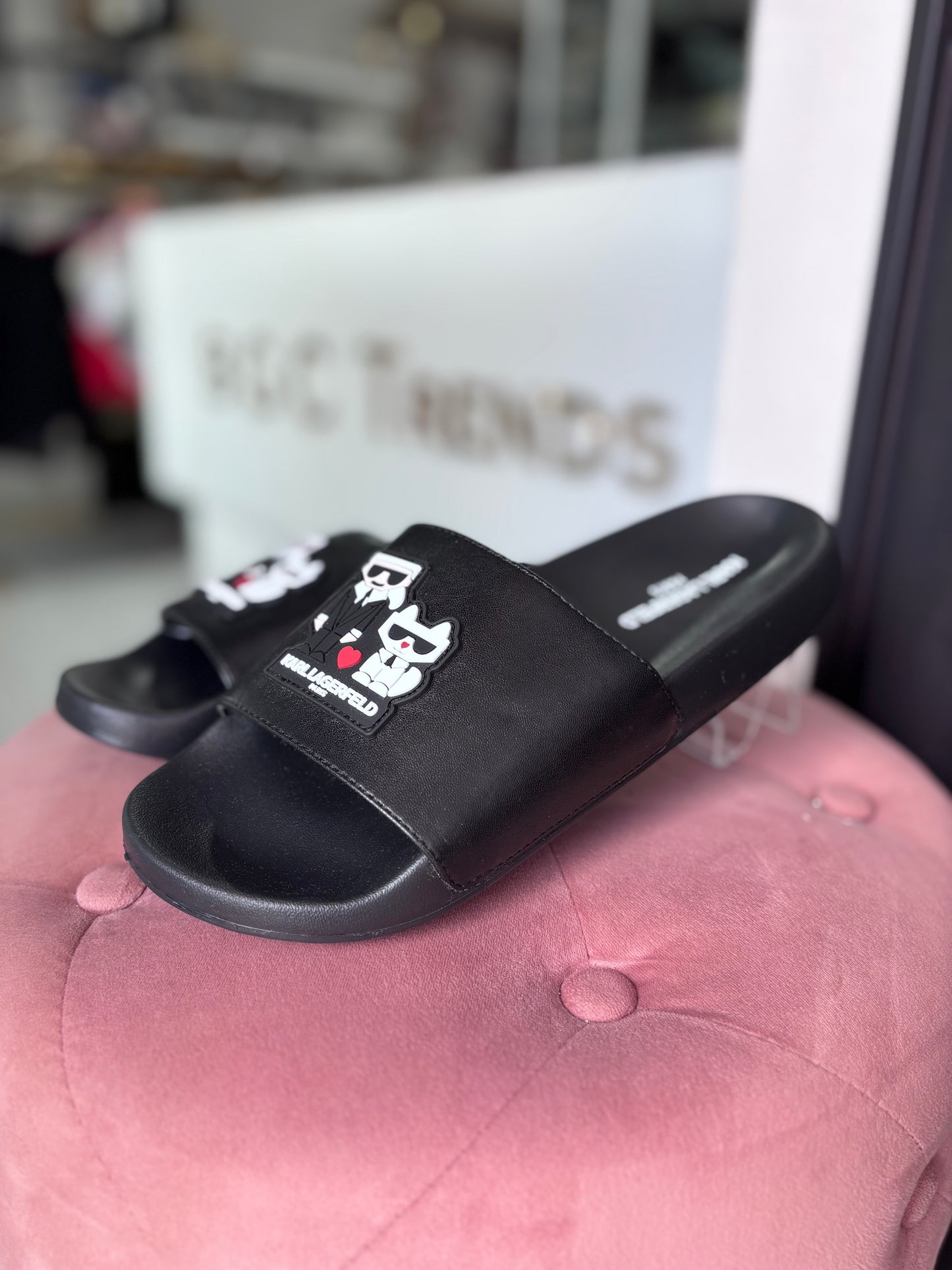 Sandalias Karl L negra con logo de goma