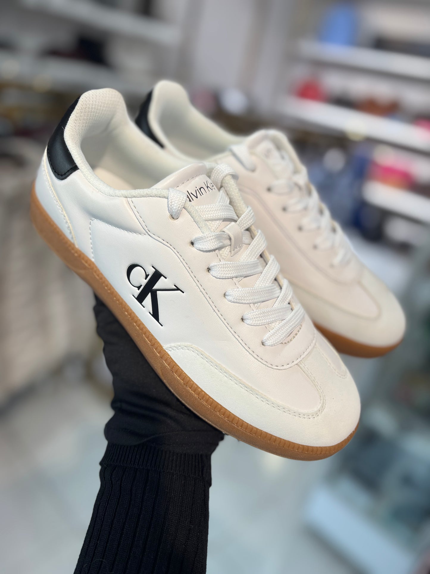 Tenis Calvin K blancos con detalles negros
