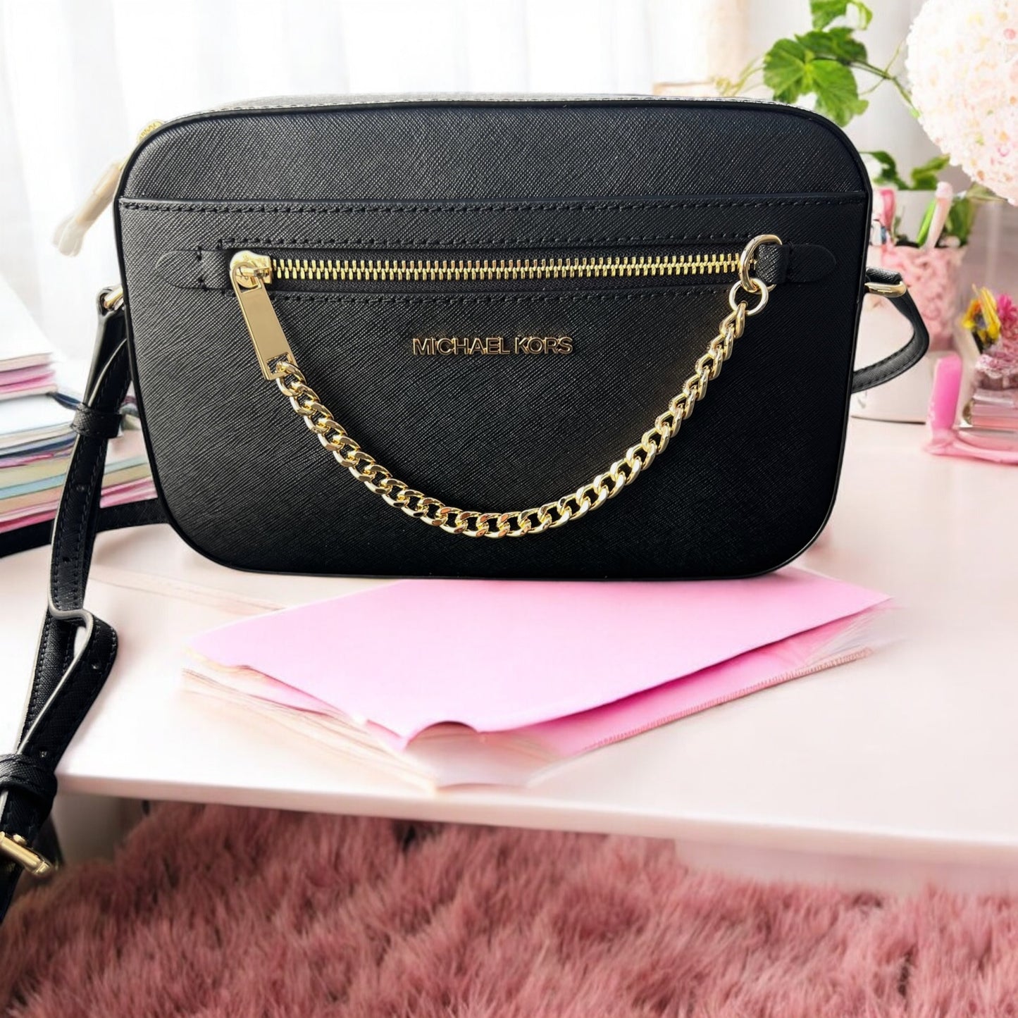 Crossbody Michael k negra con cadena dorad