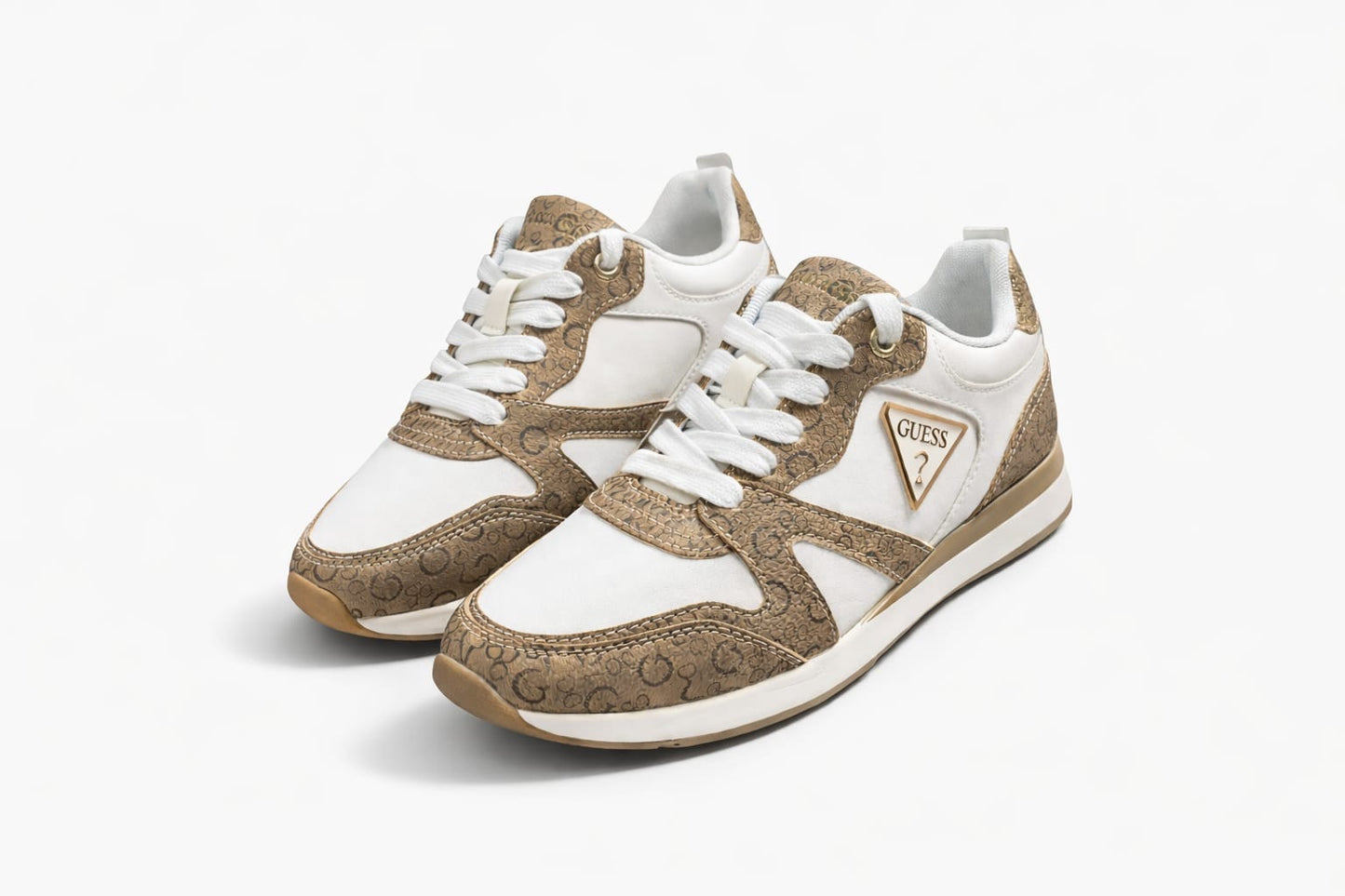 Tenis Guess blancos/camel y monogram, placa en color blanca