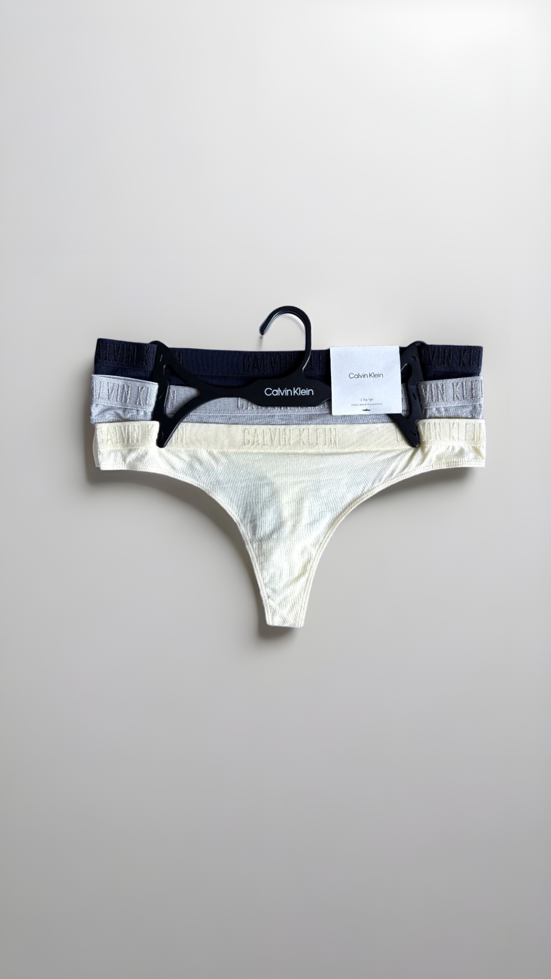 Tangas Calvin K amarillo, gris, azul marino con letras bordadas en resorte 3pzs