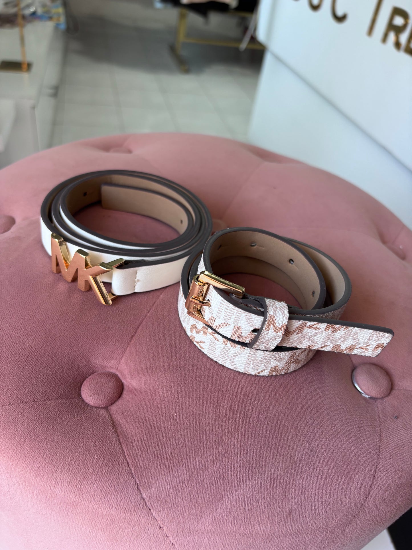 Dúo de cinturones Michael k blanco y beige con monogram