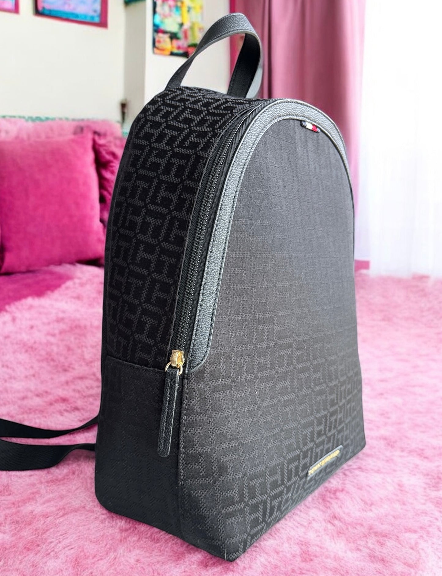 Backpack Tommy H negra con monogram y placa dorada