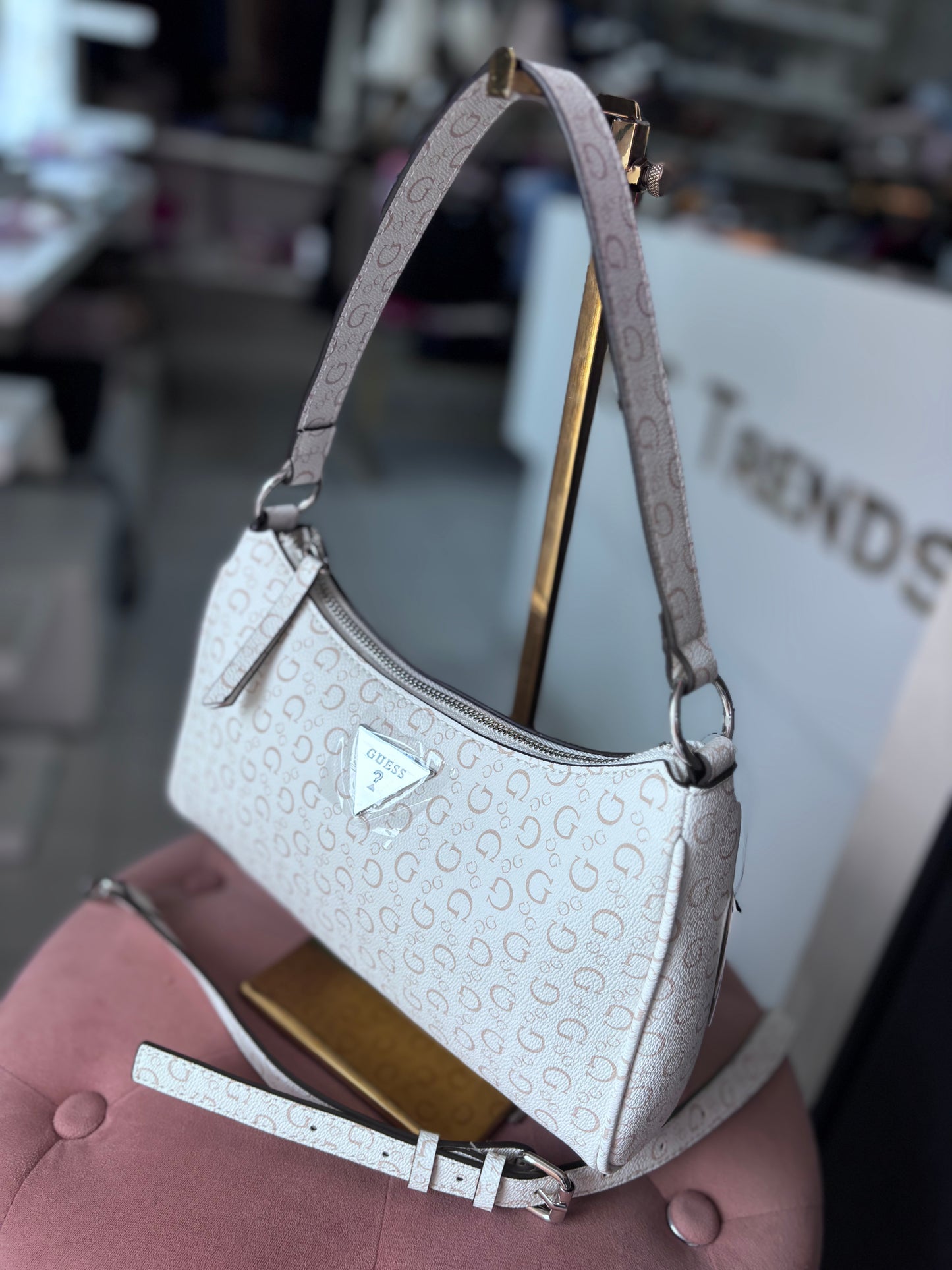 Hobo/crossbody Guess crema con monogram
