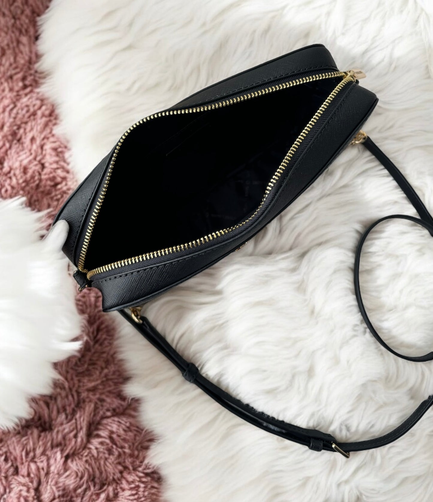 Crossbody Michael k negra con dorado
