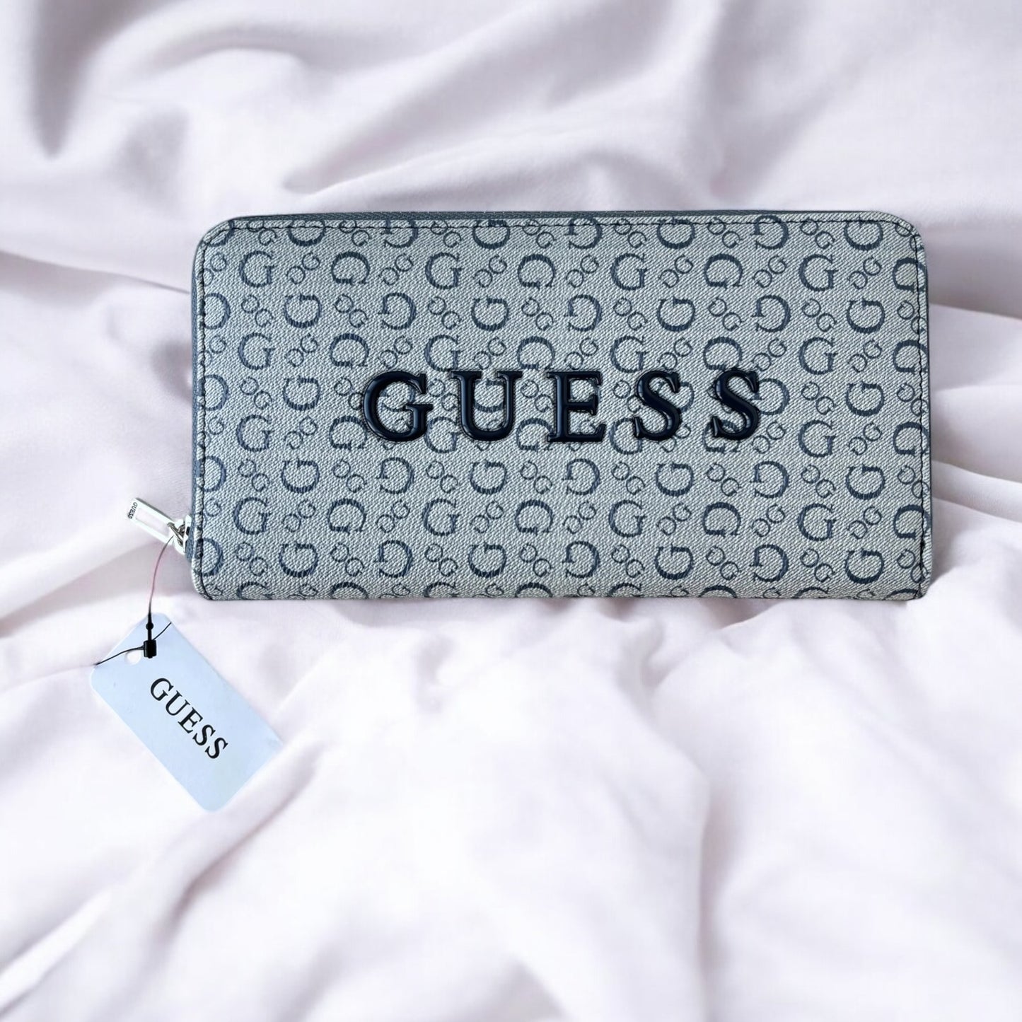 Cartera Guess azul con monogram y letras en 3D