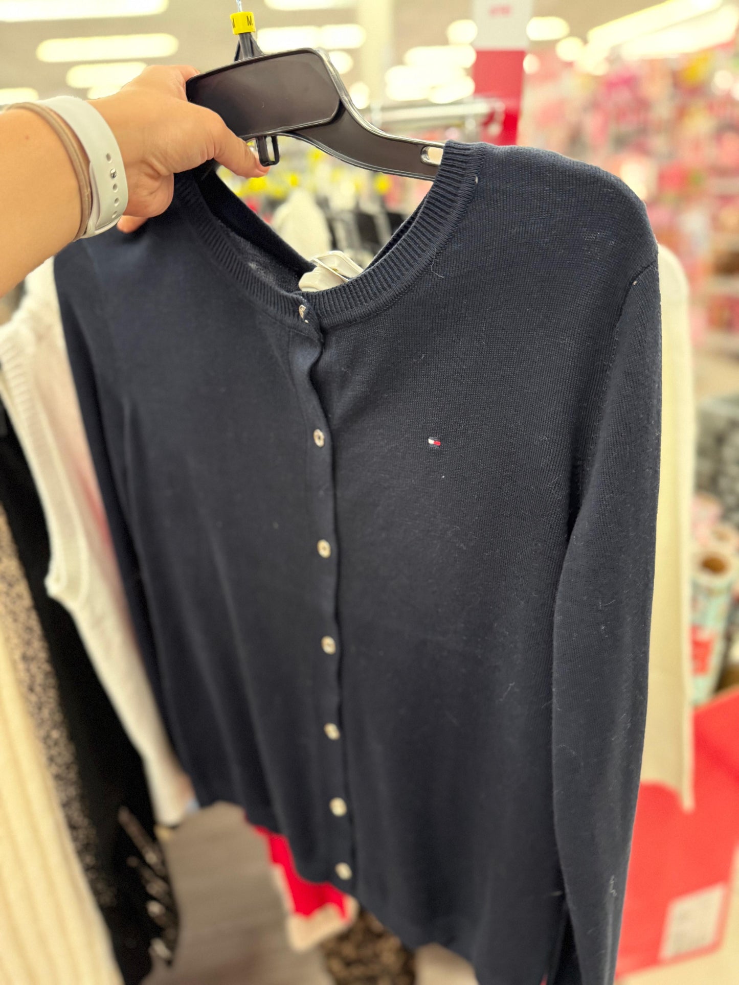 Suéter Tommy H azul marino, botones plateados y cuello redondo