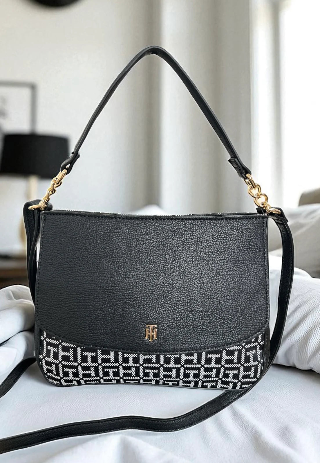 Hobo/crossbody Tommy negra, monogram blanco